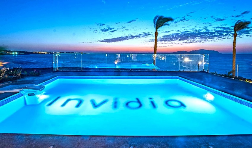 Pools – Variety, Comfort & Exclusive Swim-Up Experience